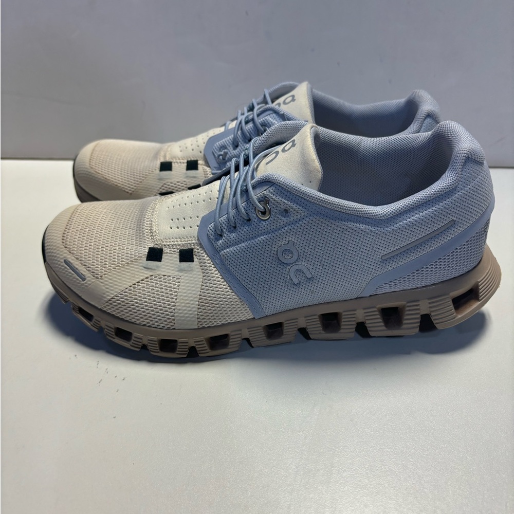 On running women’s cloud 5